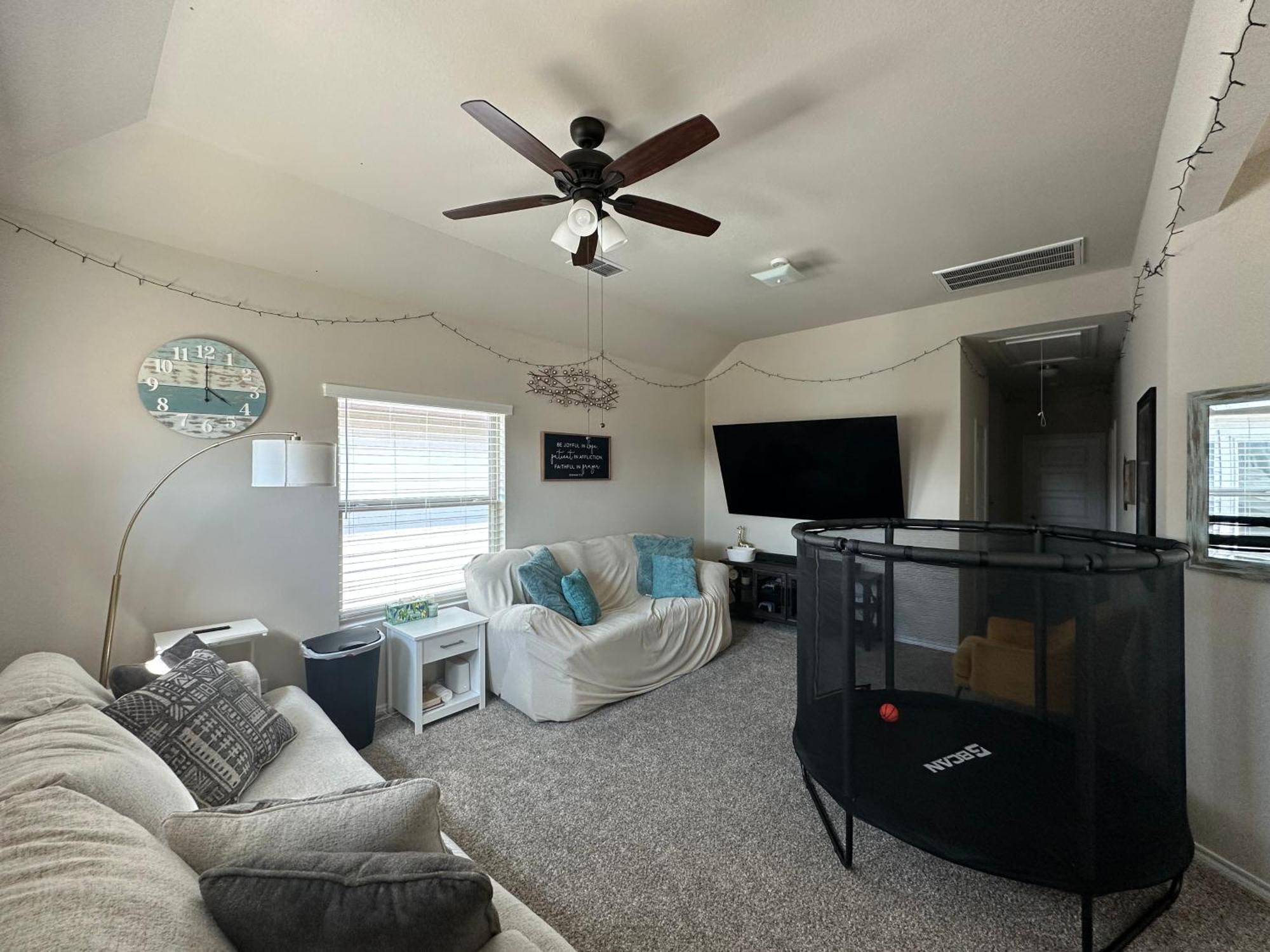 Homestay 15 Mins To Downtown - 83 Inch Tv & Gym